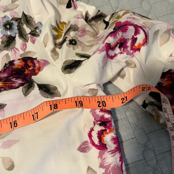 Cream and White Fitted Floral Blouse - Picture 6 of 6